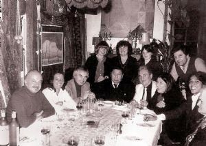Astor Piazzolla, Atahualpa Yupanqui, Mercedes Sosa y Jairo, junto a otros amigos en la casa de José Pons en París.